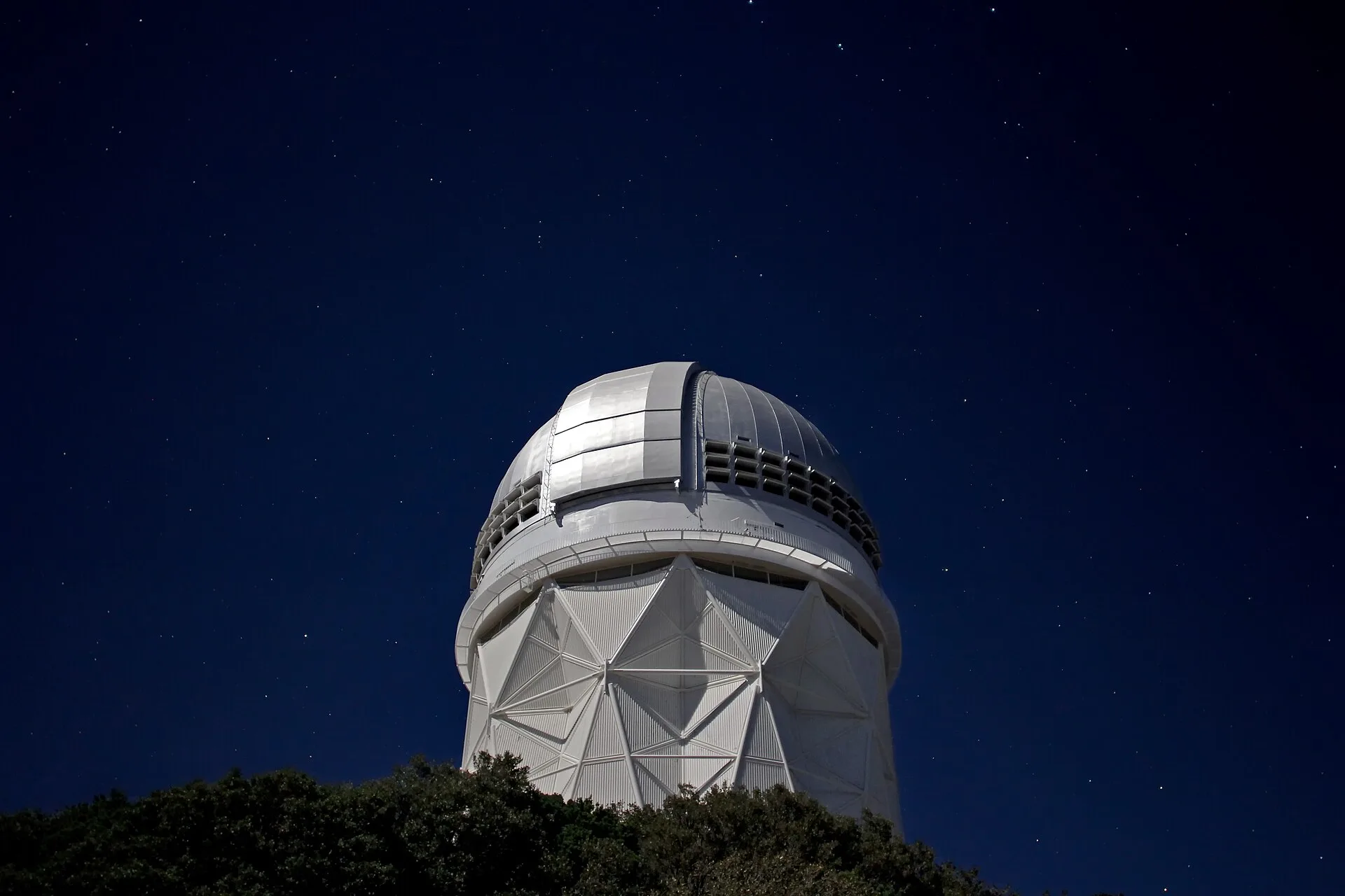 Stars over the Nicholas U. Mayall 4-meter Telescope at Kitt Peak National Observatory near Tucson, AZ. How Arizona light pollution laws affect stargazing near Flagstaff and Tucson