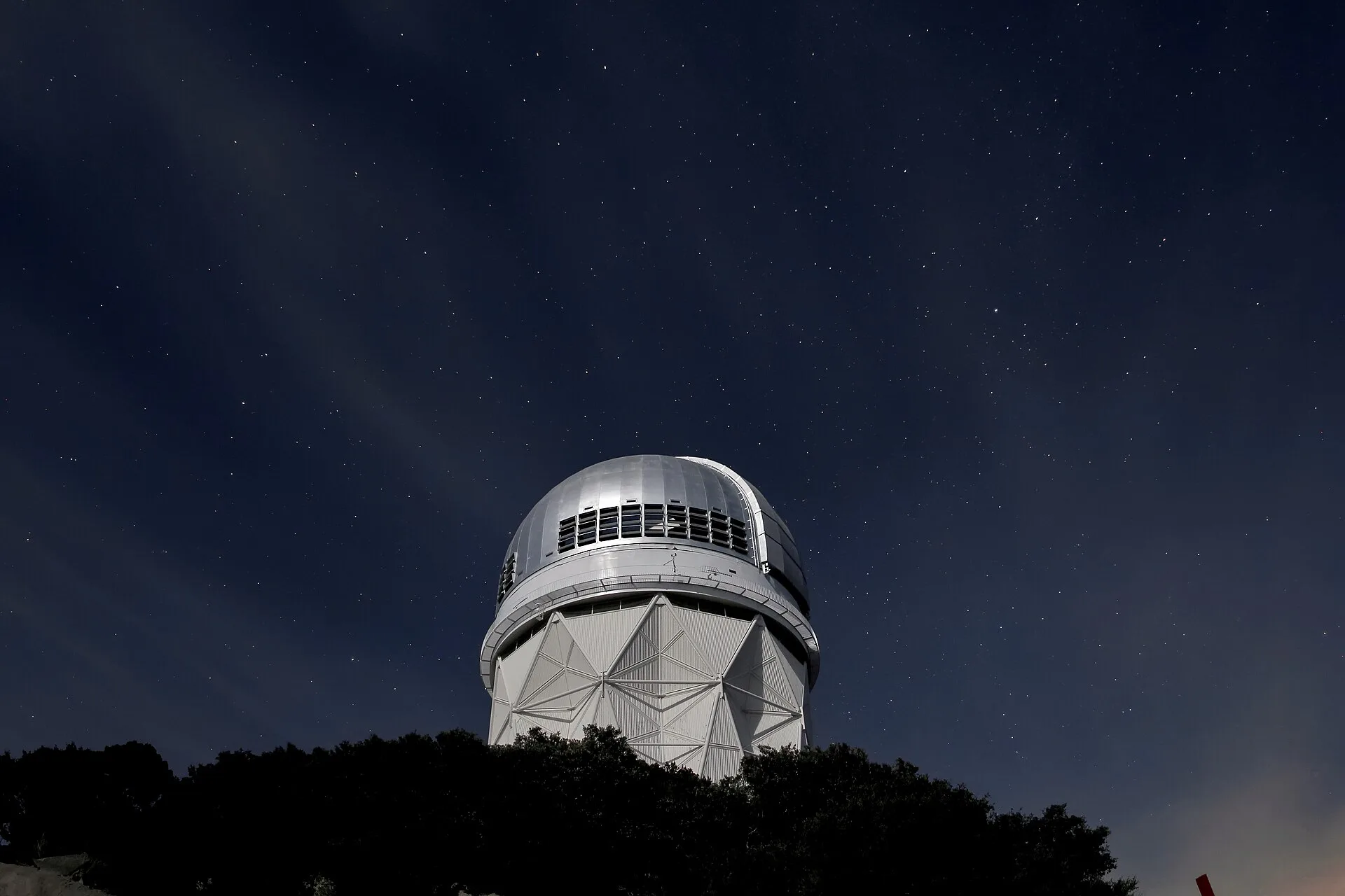 Stars over the Mayall 4-meter telescope at Kitt Peak National Observatory near Tucson, AZ. Arizona Stargazing Tours: Questions to Ask Before You Pay