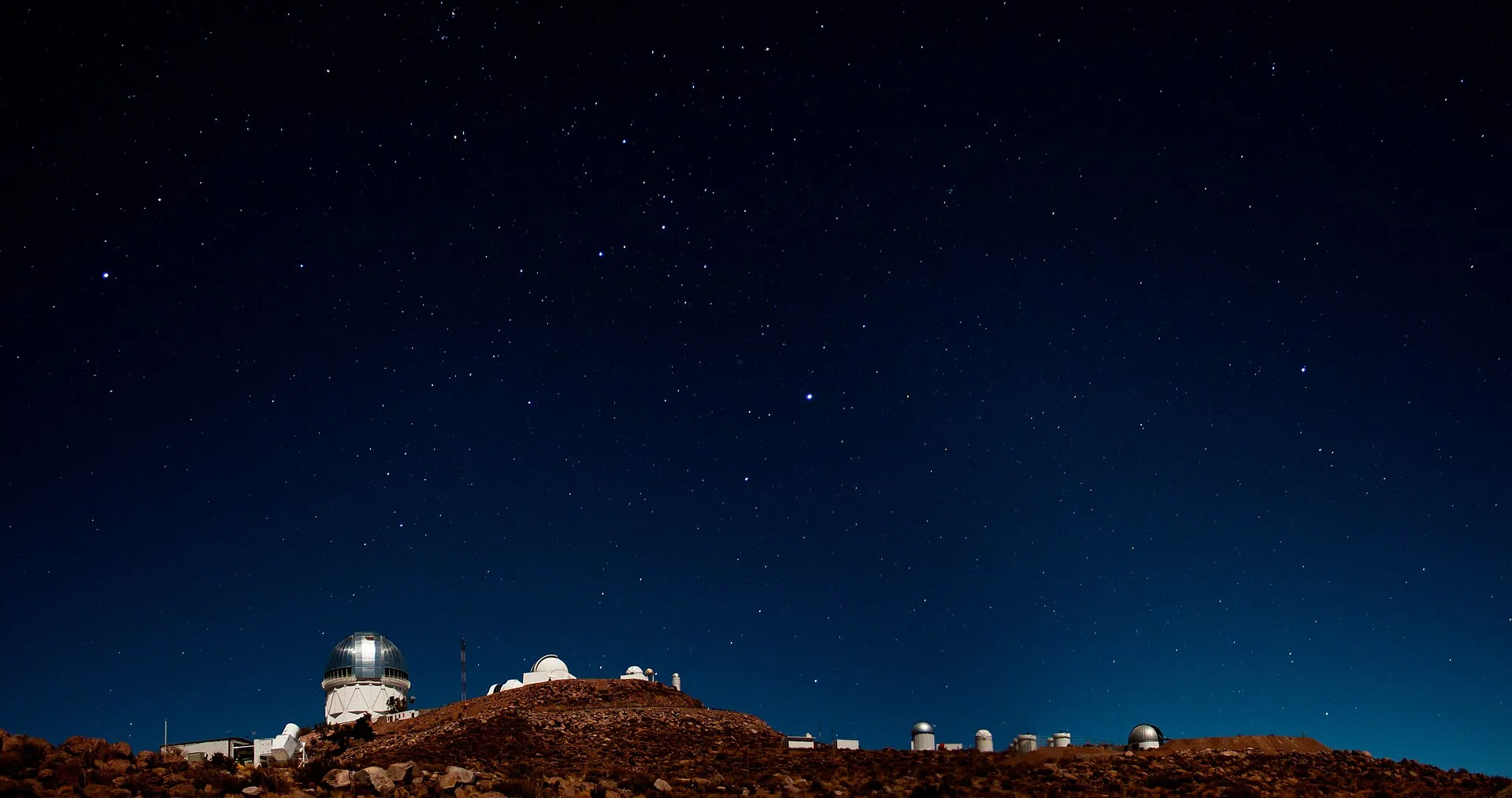 Night sky over CTIO telescopes, Cerro Tololo, Chile. Handling stargazing trip costs companies step by step: the three tiers