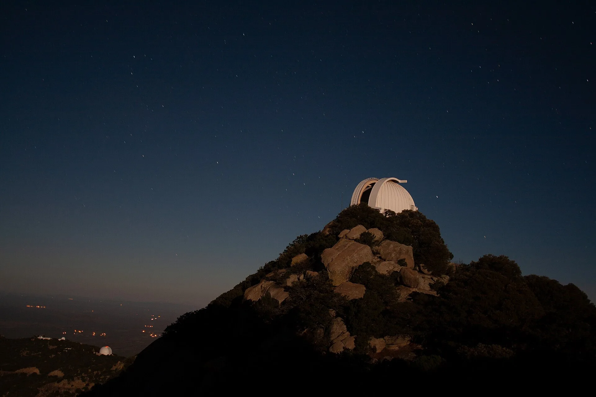 Night sky over the WIYN 0.9-meter Telescope on Kitt Peak National Observatory, AZ. Auditing astronomy tour companies: the thirteen kinds