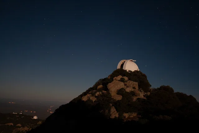Night sky over the WIYN 0.9-meter Telescope on Kitt Peak National Observatory, AZ. Auditing astronomy tour companies: the thirteen kinds