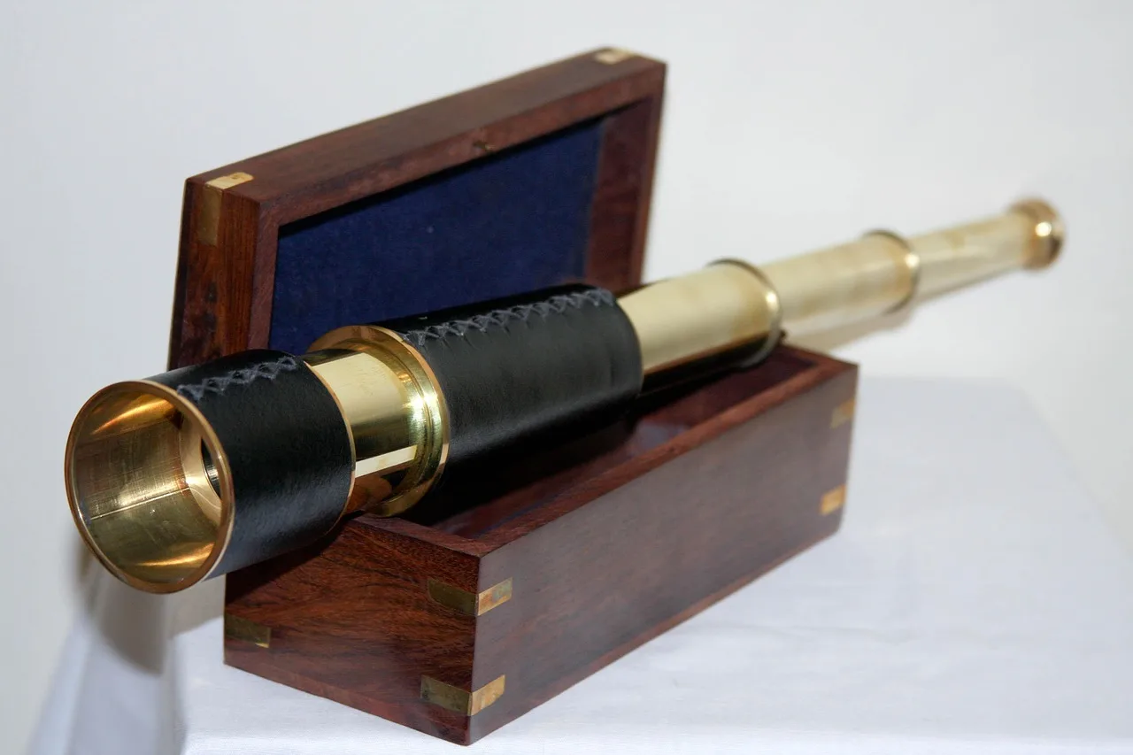 brass captain's bezel, stylish nautical telescope, nautical telescope in a box, a sailing telescope for a gift, former telescope, nautical gift, nautical decoration. Unpacking travel telescopes packing list: packing down