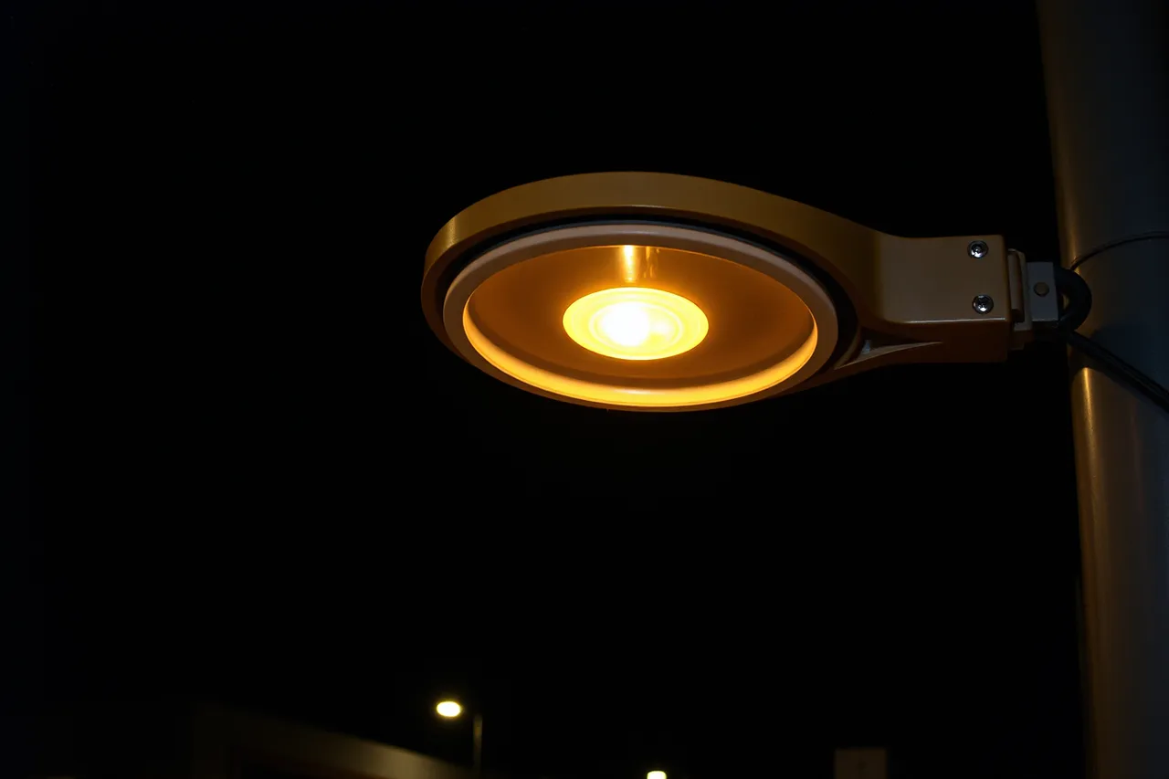 Flat-topped shielded streetlight in Flagstaff at night, no upward light (How Arizona light pollution laws affect stargazing near Flagstaff and Tucson)